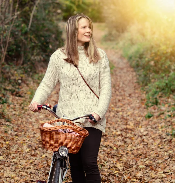 Beautiful woman enjoying nature driving bicycle — Stock Photo, Image