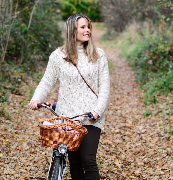 Beautiful woman enjoying nature driving bicycle — Stock Photo, Image