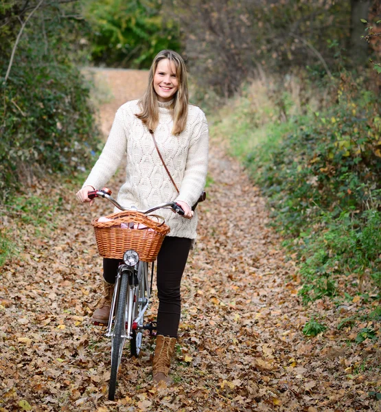 Gyönyörű nő élvezi természet vezetés a kerékpár — Stock Fotó