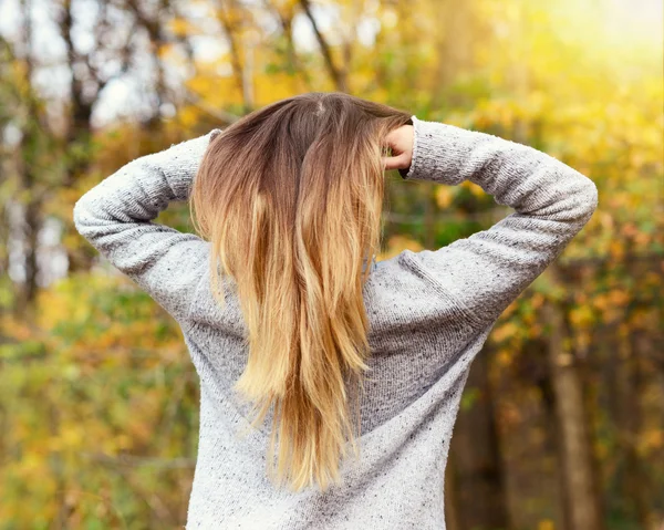 Mulher feliz livre desfrutando da natureza — Fotografia de Stock