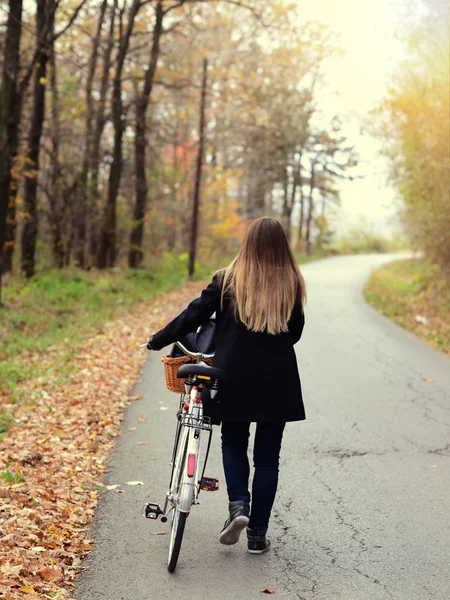 Lány lovaglás egy kerékpár, erdő — Stock Fotó