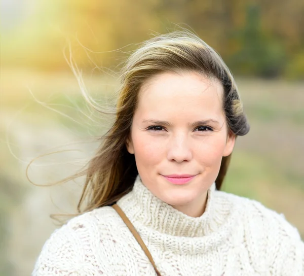 Portret van mooie vrouw bij zonsondergang — Stockfoto