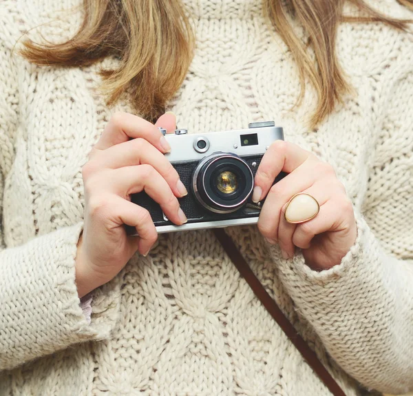 Mujer mano sosteniendo la cámara retro de cerca — Foto de Stock