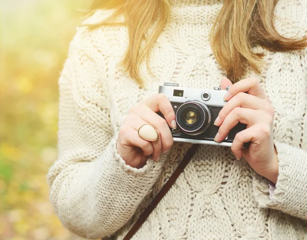 Mujer mano sosteniendo la cámara retro de cerca — Foto de Stock