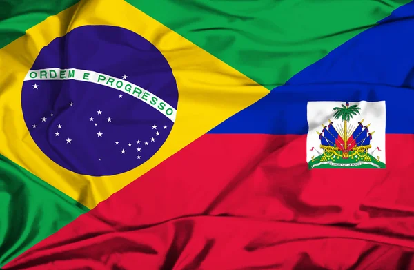 Bandeira acenando de Haiti e Brasil — Fotografia de Stock