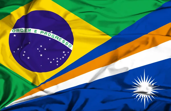 Flagge der Marshallinseln und Brasiliens schwenken — Stockfoto