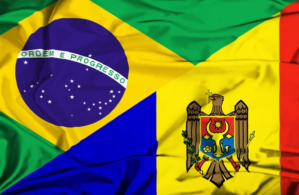 Bandeira acenando da Moldávia e do Brasil — Fotografia de Stock