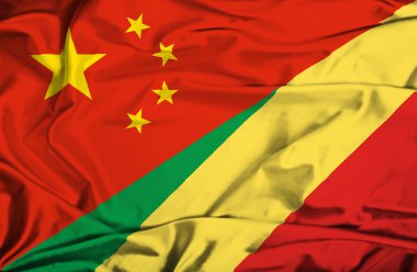 Kongo Cumhuriyeti ve Çin bayrağı sallayarak