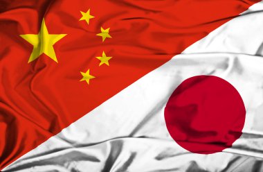 Japonya ve Çin'i bayrağı sallayarak