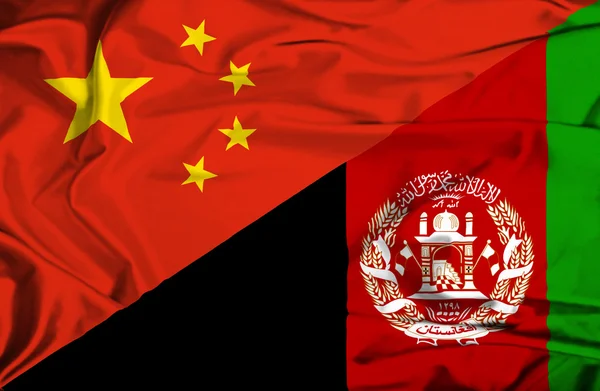 Wapperende vlag van Afghanistan en China — Stockfoto