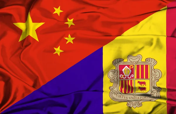 Mávání vlajkou Andorry a Číny — Stock fotografie