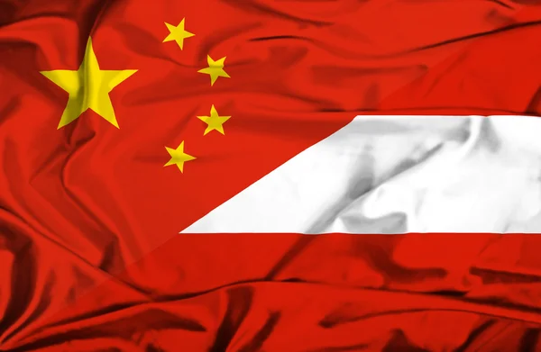 Macha flagą Austria i Chiny — Zdjęcie stockowe