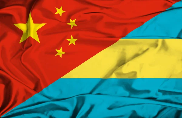 Fahne aus Bahamas und China schwenken — Stockfoto