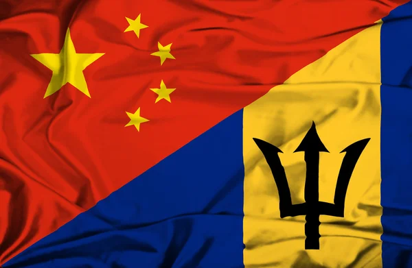 Flagge von Barbados und China schwenken — Stockfoto