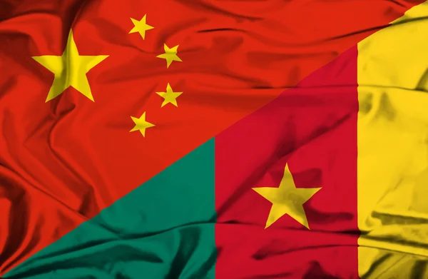 Flagge Kameruns und Chinas schwenken — Stockfoto