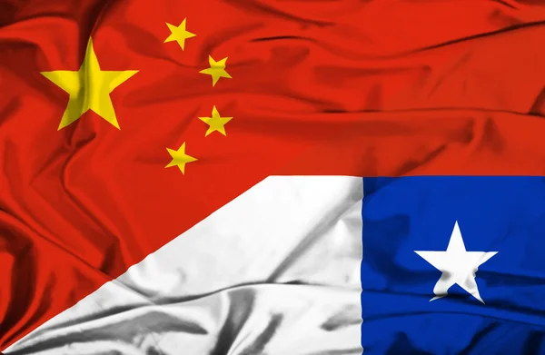 Κουνώντας τη σημαία της Χιλής και της Κίνας — Φωτογραφία Αρχείου
