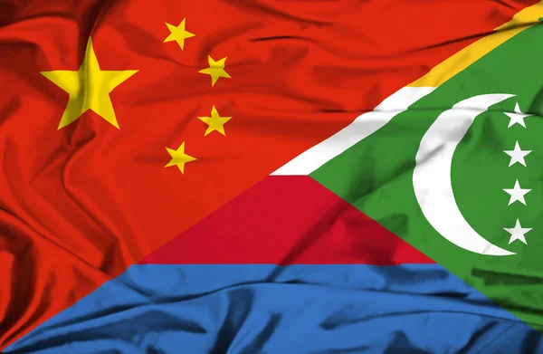 Komor Adaları ve Çin bayrağı sallayarak — Stok fotoğraf