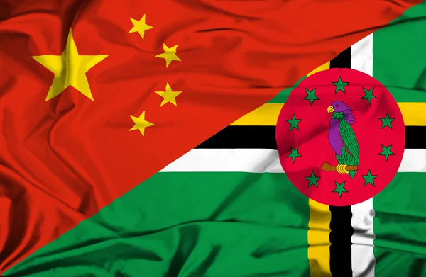 Bandeira acenando de Dominica e China — Fotografia de Stock