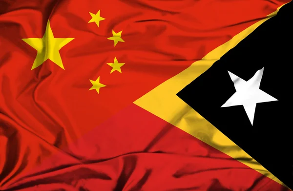 Κουνώντας τη σημαία του Ανατολικού Τιμόρ και της Κίνας — Φωτογραφία Αρχείου