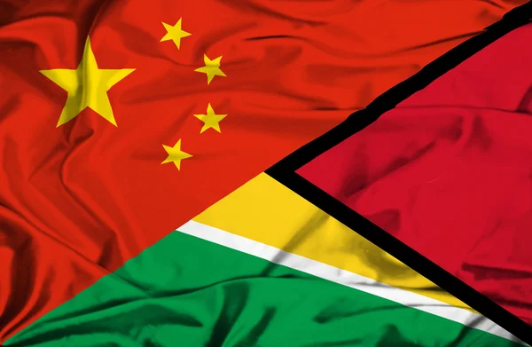 Flagge aus Guyana und China schwenken — Stockfoto