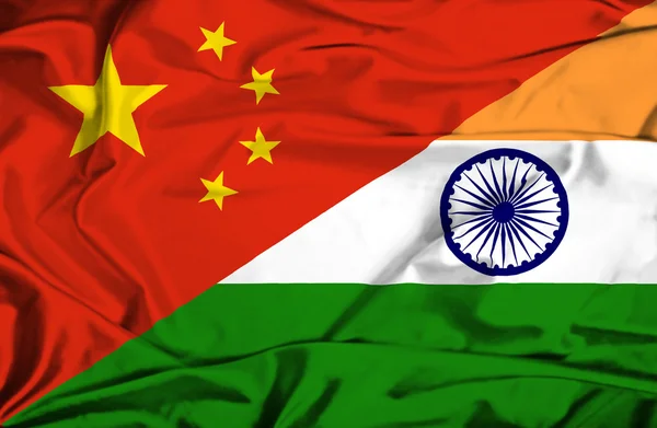 Wapperende vlag van India en China — Stockfoto