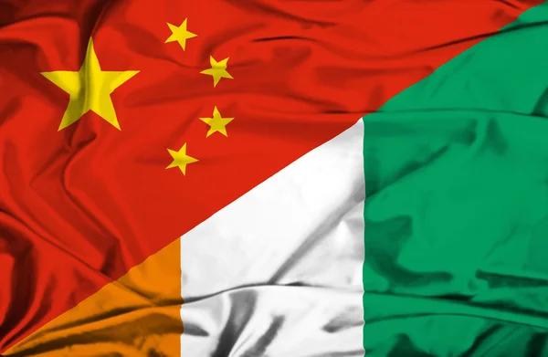 Ondeando la bandera de Costa de Marfil y China —  Fotos de Stock