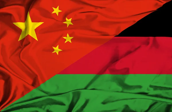 Malavi ve Çin bayrağı sallayarak — Stok fotoğraf