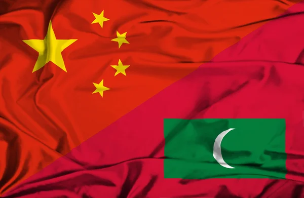 モルディブ、中国の旗を振っています。 — ストック写真