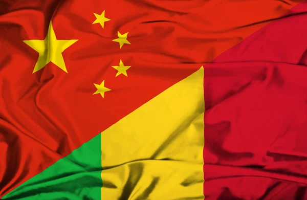 Flagge aus Mali und Porzellan schwenken — Stockfoto