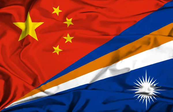 Κουνώντας τη σημαία των Νήσων Μάρσαλ και Κίνα — Φωτογραφία Αρχείου