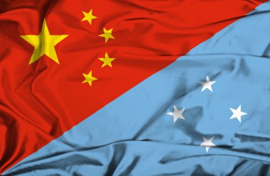 Mikronezya ve Çin bayrağı sallayarak