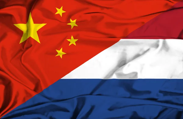Nederländerna och Kina viftande flagga — Stockfoto