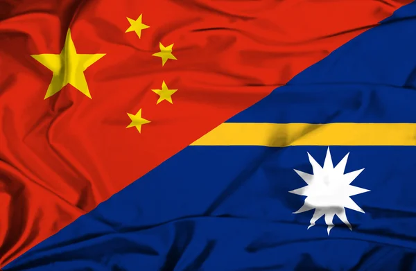 Nauru és Kína hullámzó zászlaja — Stock Fotó