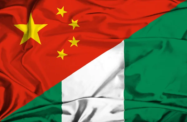 Drapeau agitant du Nigeria et de la Chine — Photo