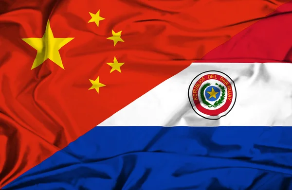 Κουνώντας τη σημαία της Παραγουάης και της Κίνας — Φωτογραφία Αρχείου