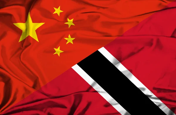 Bandeira acenando de Trinidad e Tobago e China — Fotografia de Stock