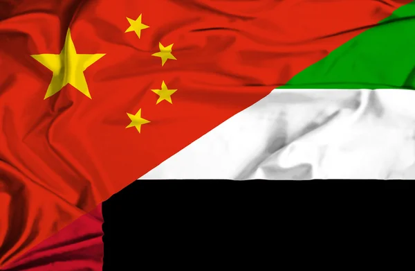 中国与阿拉伯联合酋长国的那飘扬的旗帜 — 图库照片