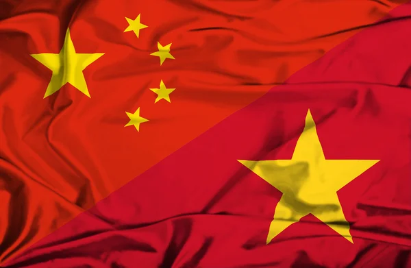 Flagge Vietnams und Chinas schwenken — Stockfoto