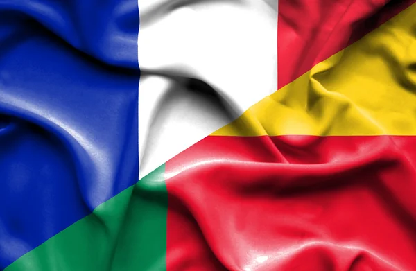 Flagge von Benin und Frankreich schwenken — Stockfoto