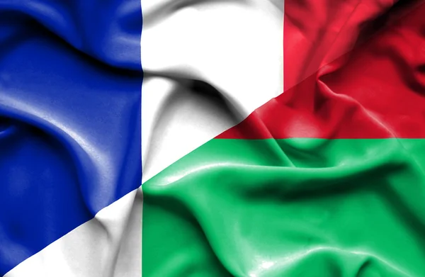 Bandera ondeante de Madagascar y Francia — Foto de Stock