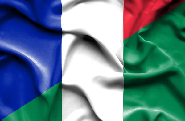 Ondeando la bandera de Nigeria y Francia — Foto de Stock