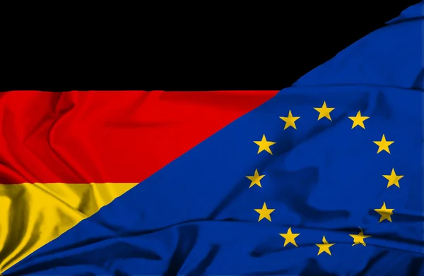 Macha flagą Unii Europejskiej i Niemcy — Zdjęcie stockowe