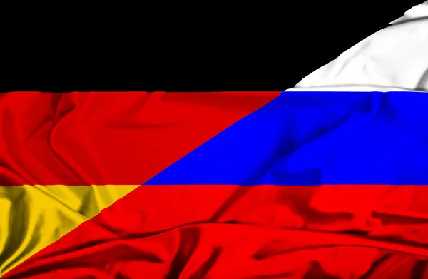 Κουνώντας τη σημαία της Ρωσίας και της Γερμανίας — Φωτογραφία Αρχείου