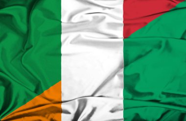 Fildişi Sahili ve İtalya bayrağı sallayarak