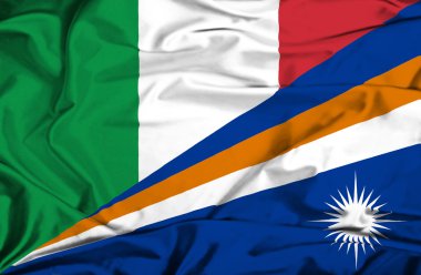 Marshall Adaları ve İtalya bayrağı sallayarak