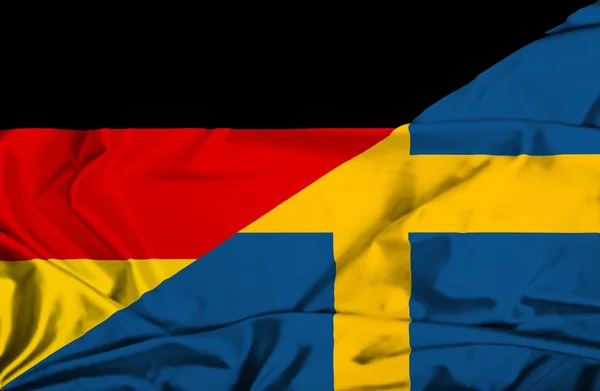 İsveç ve Almanya bayrağı sallayarak — Stok fotoğraf