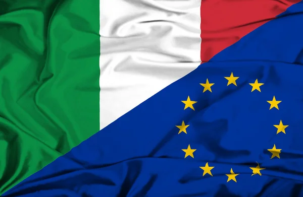 Mávání vlajkou Evropské unie a Itálie — Stock fotografie