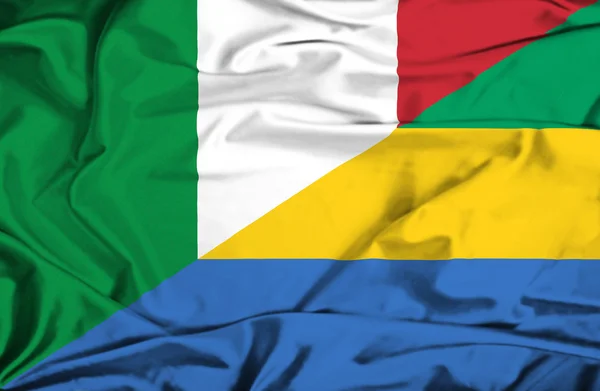 Drapeau agitant du Gabon et de l'Italie — Photo