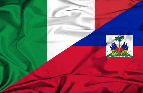 Drapeau agitant d'Haïti et d'Italie — Photo