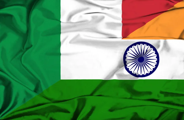 Sventolando bandiera di India e Italia — Foto Stock